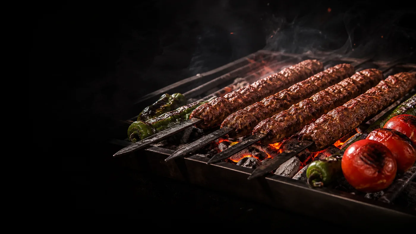 KÖZ houtskoolgrill demo met adana kebab op gloeiende kolen