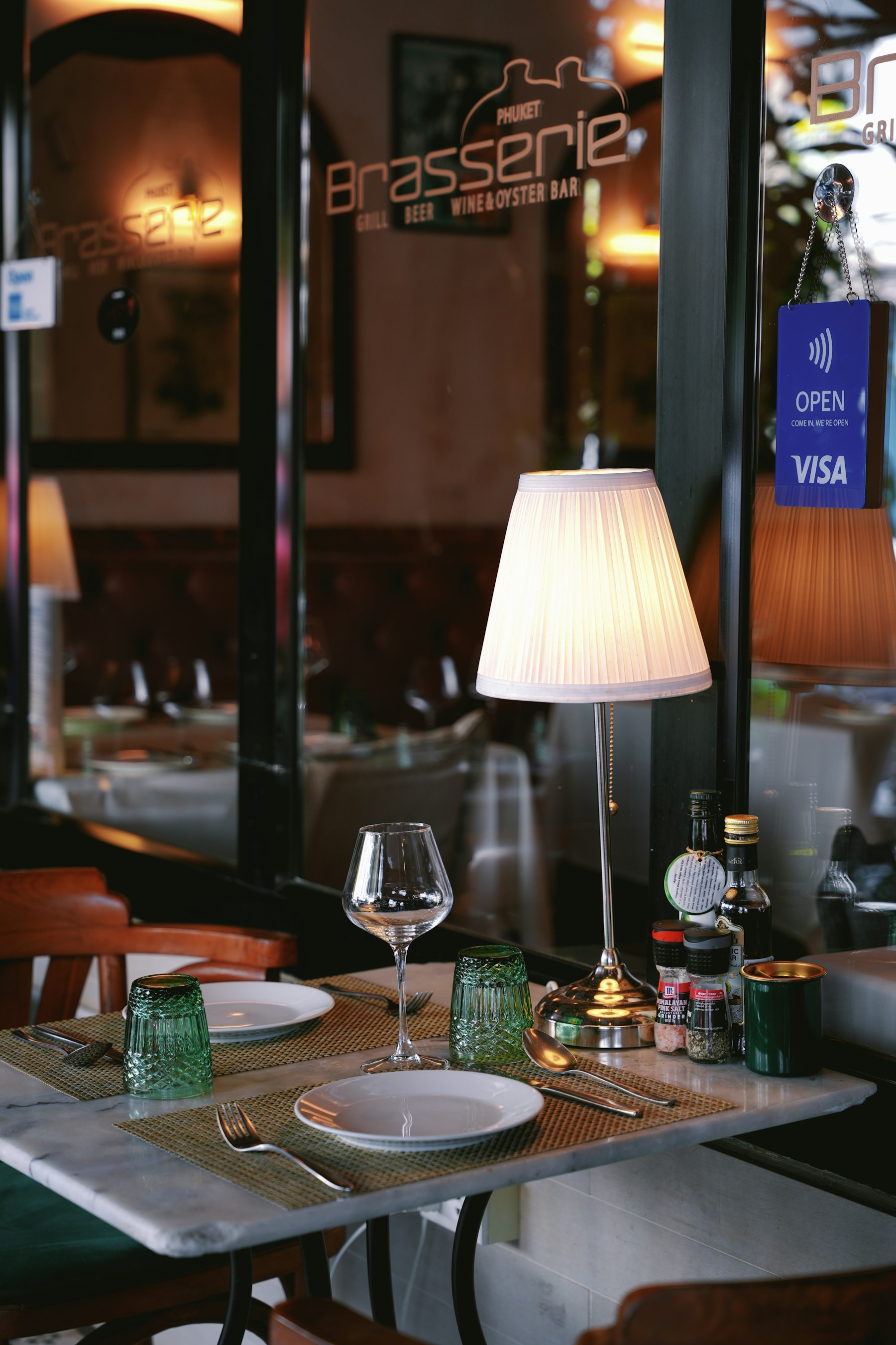 Gedekte bistrotafel bij warm avondlicht