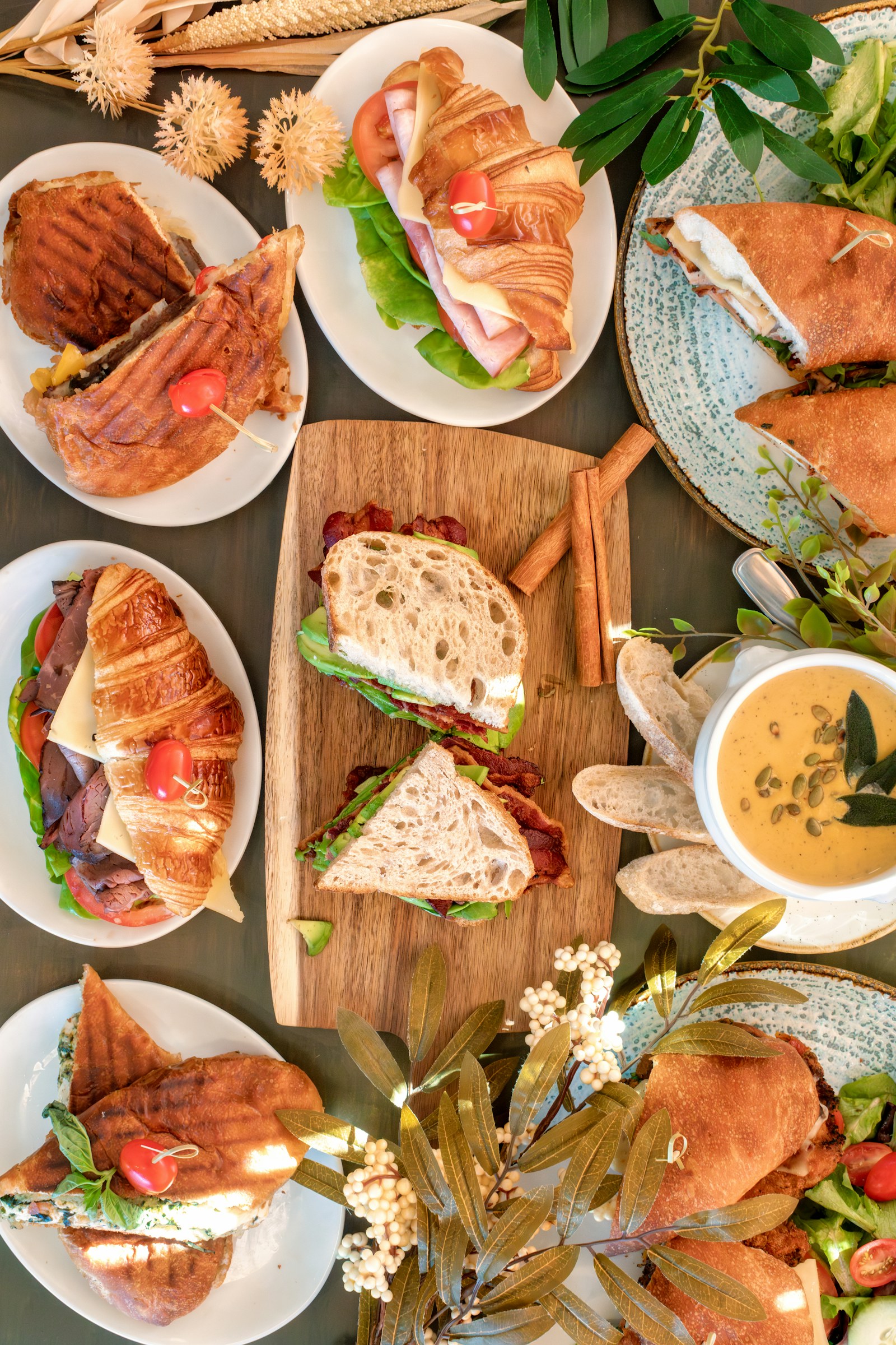 Bistro lunch met sandwiches en soep