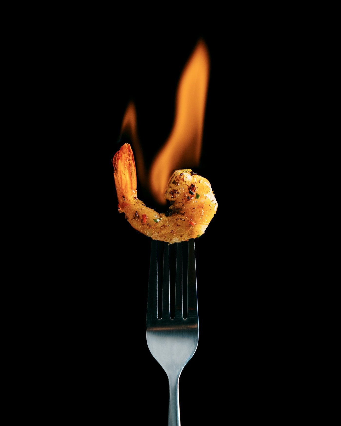 Gegrilde scampi bij vuur